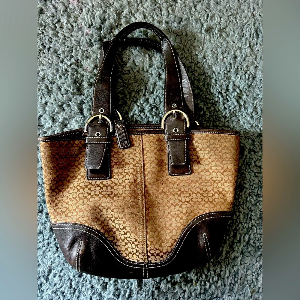 Great condition Coach Signature C Black Leather Straps and Base #K35-6383
